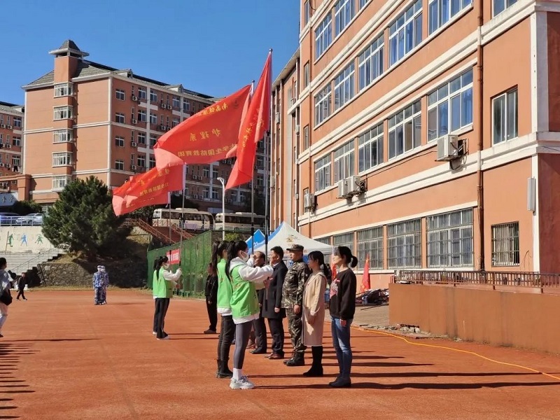 四系学工负责人授营旗.jpg 四系学工负责人授营旗.jpg
