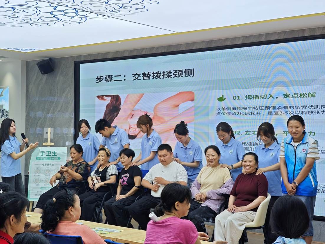 群众体验肩颈按摩