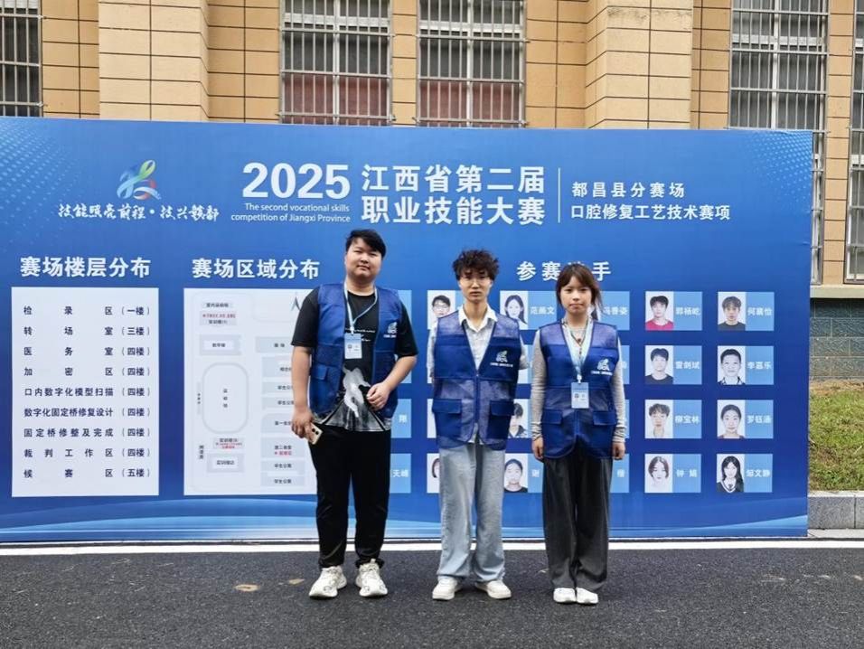 一群人站在建筑前拍照 描述已自动生成