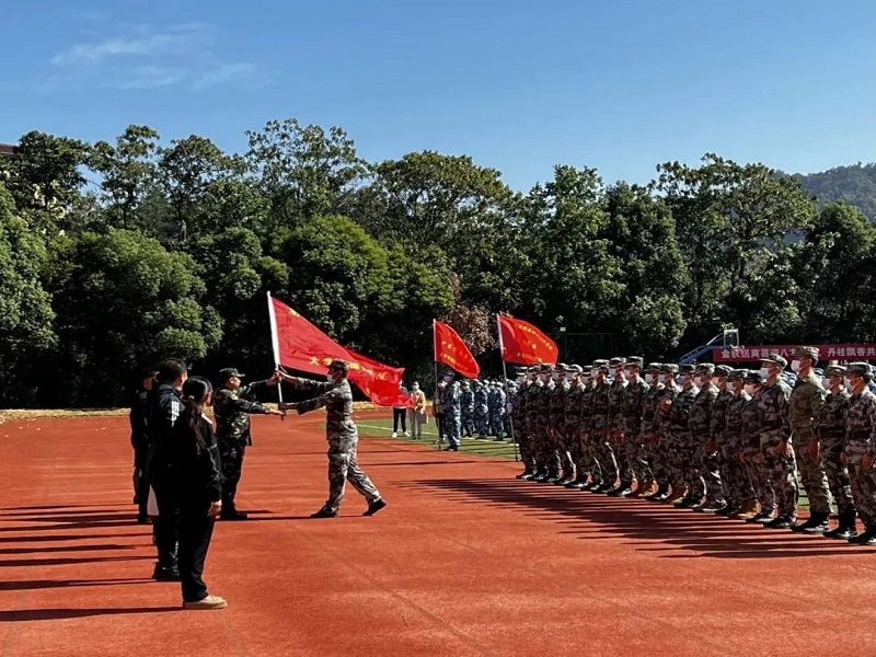 教官上台接旗.jpg 教官上台接旗.jpg