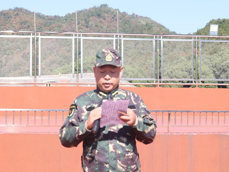 吴教官发表讲话.jpg 吴教官发表讲话.jpg