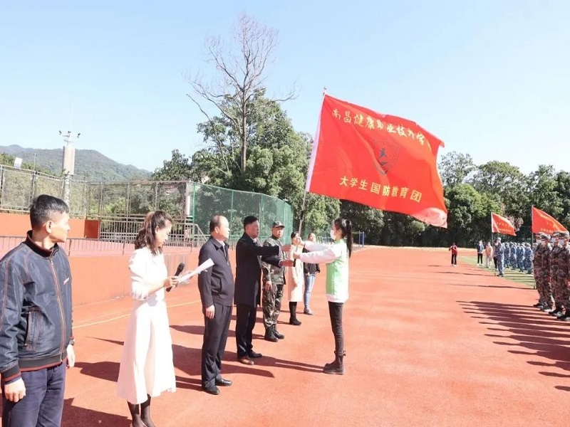 李国华授大学生军训团团旗.jpg 李国华授大学生军训团团旗.jpg